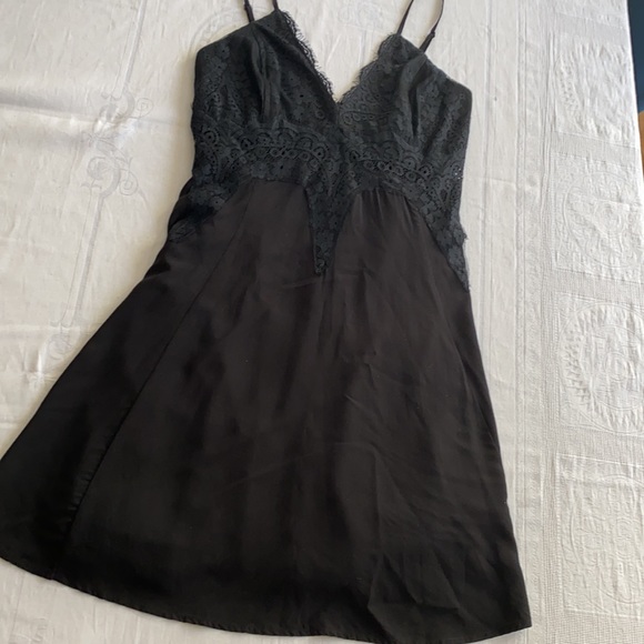 Lush little black dress. Short flowy dress with fitted lace top. Size Med/Large. - Picture 8 of 10